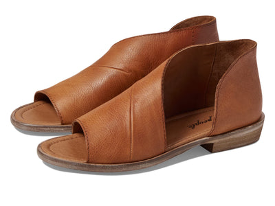Free People Mont Blanc Sandals for Women - Leather Upper - Side Cutout - Open-Toe Silhouette Tan EU 37.5 (US Women's 7.5) M