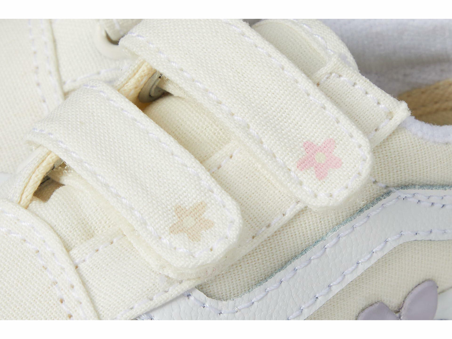 Vans Kids Old Skool V Flower (Toddler) Sneaker, Star White, 4 US Unisex
