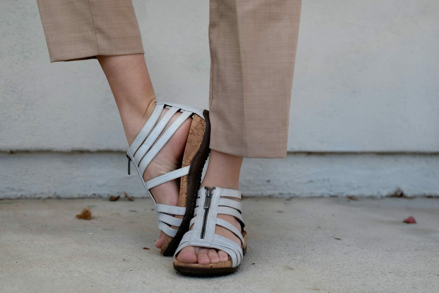 BEARPAW Women's Layla Wide White Metallic Size 8 | Women's Sandal | Women's Shoe | Comfortable & Lightweight