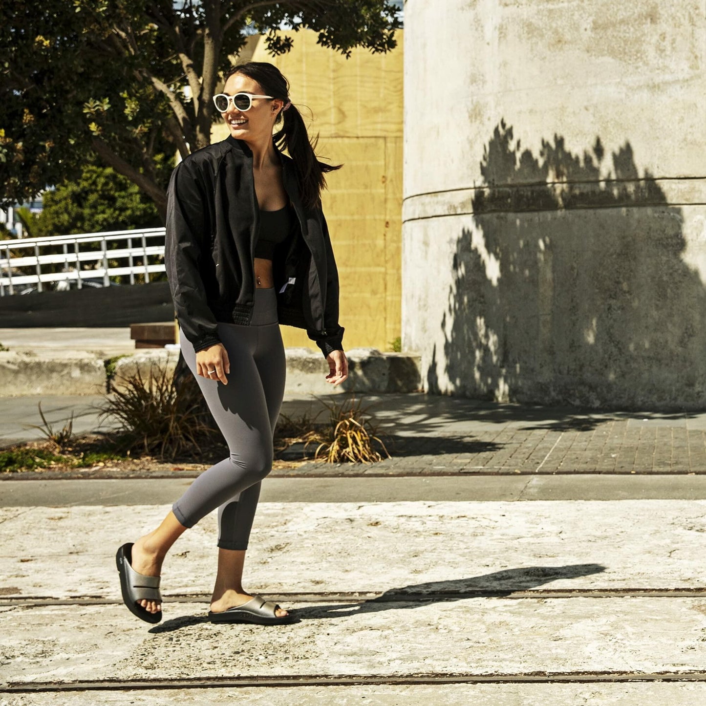 Women's OOahh Luxe Slide Sandal (Black)